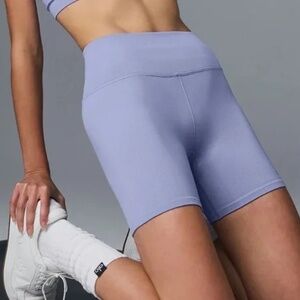 Alo Yoga Lilac Blue 5" Seamless Ribbed Favorite Short (Size Small)